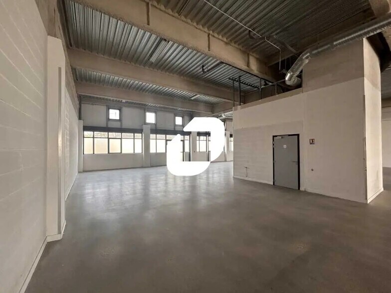 Flex in Bezons for lease - Interior Photo - Image 3 of 4