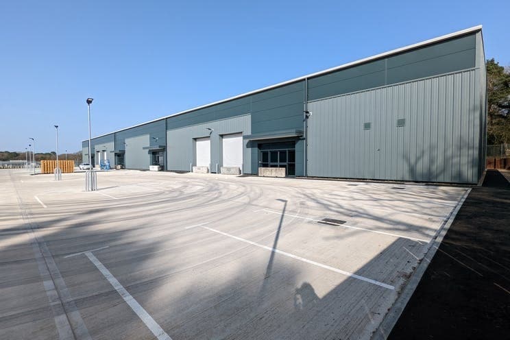 Beacon Hill Rd, Fleet for lease - Building Photo - Image 3 of 15