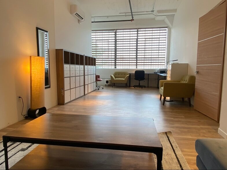 405 Towne Ave, Los Angeles, CA for sale - Interior Photo - Image 3 of 43