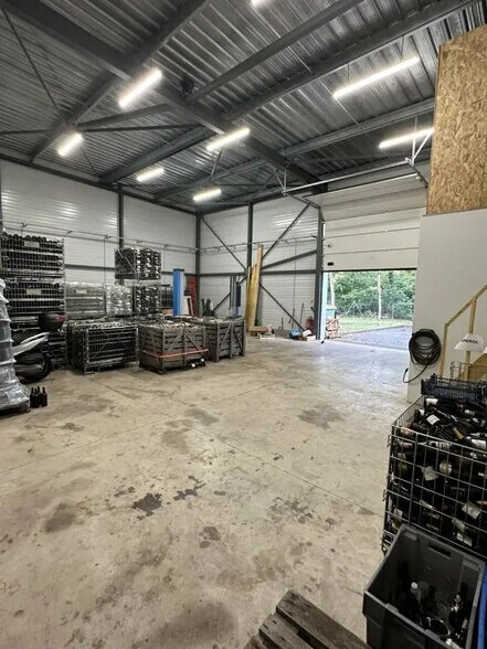 Flex in Pessac for lease - Interior Photo - Image 2 of 2