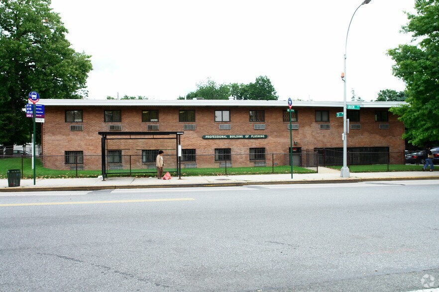 142-04 Bayside Ave, Flushing, NY for sale - Primary Photo - Image 1 of 1