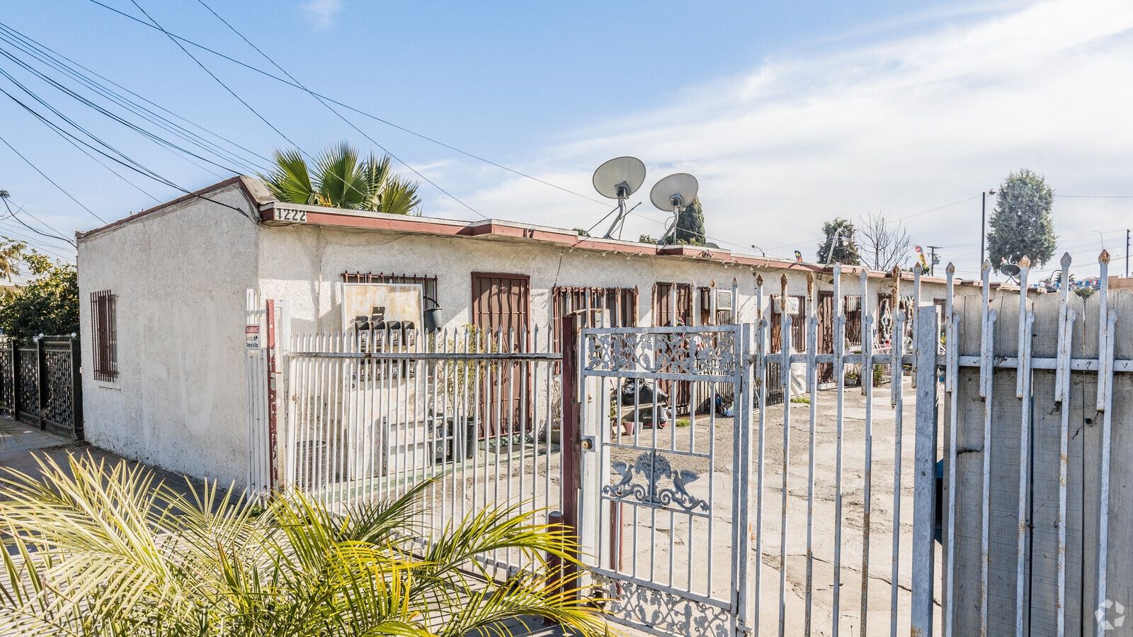ビジネス・経済 California Community Property (E & E) Hollywood office complex at 7000 W Romaine Street on track