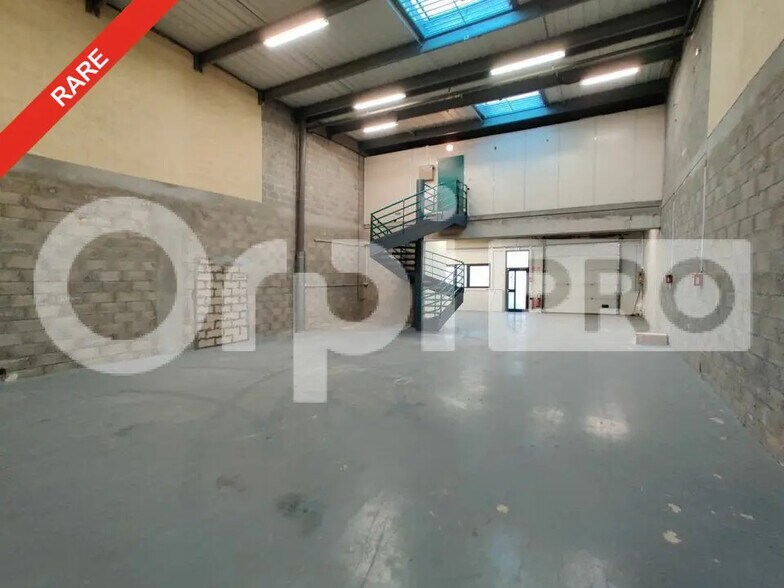 Flex in Bondoufle for lease - Interior Photo - Image 1 of 4