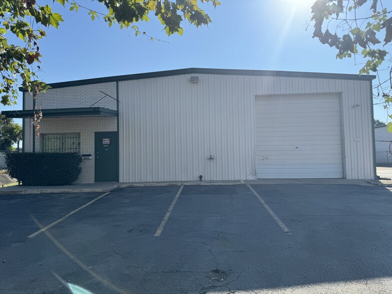 9044 Long Point Rd, Houston, TX for lease - Building Photo - Image 1 of 5