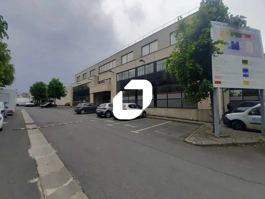 Office in Saint-Ouen-sur-Seine for lease Building Photo- Image 1 of 12