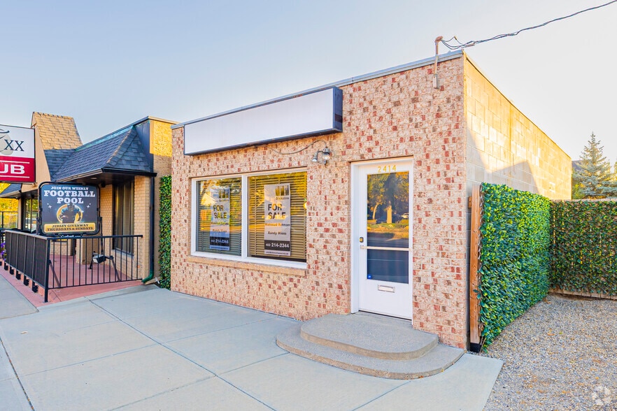 2412-2414 Edmonton Trl NE, Calgary, AB for sale - Primary Photo - Image 1 of 10