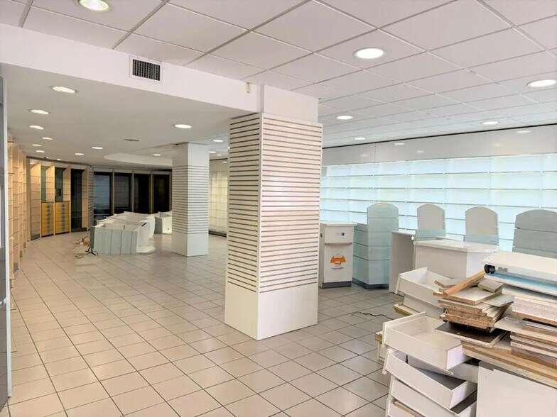Retail in Besançon for lease - Interior Photo - Image 2 of 6
