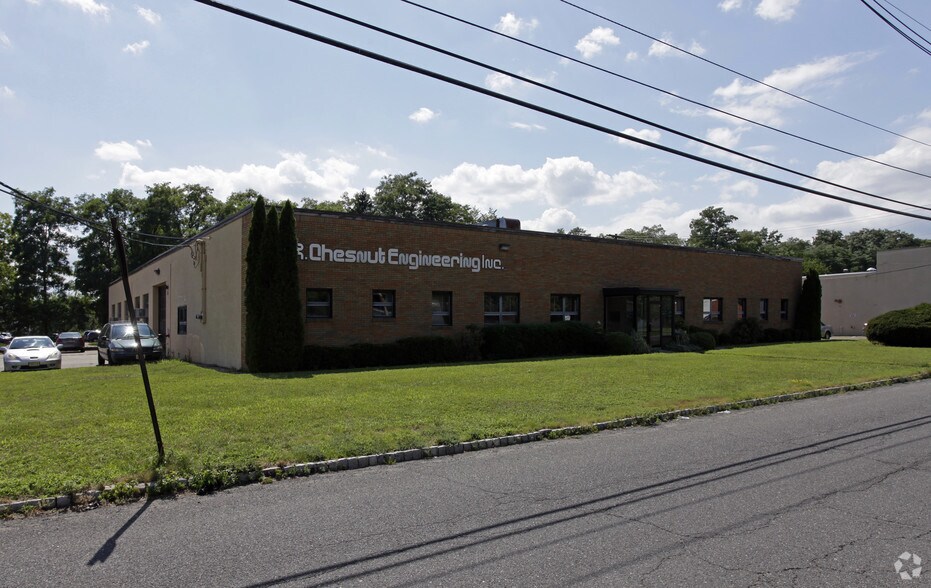 14 Spielman Rd, Fairfield, NJ 07004