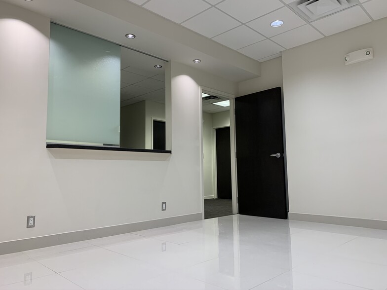 4640 N Federal Hwy, Fort Lauderdale, FL for lease - Interior Photo - Image 1 of 9