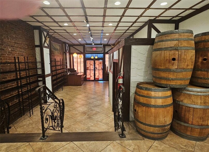 6940 Myrtle Ave, Glendale, NY for lease - Building Photo - Image 3 of 16