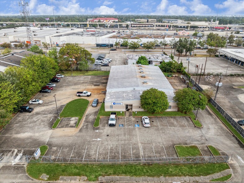 7119 Village Way, Houston, TX for lease - Building Photo - Image 2 of 21