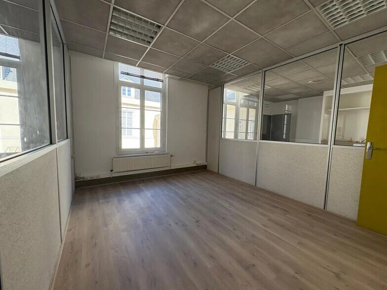 Office in Amiens for lease - Interior Photo - Image 3 of 10