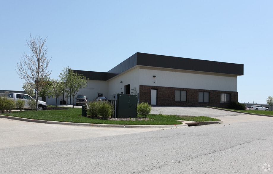 300-320 NW Victoria Dr, Lee's Summit, MO for lease - Building Photo - Image 3 of 4