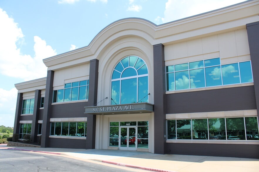 802 SE Plaza Ave, Bentonville, AR for lease - Primary Photo - Image 1 of 8