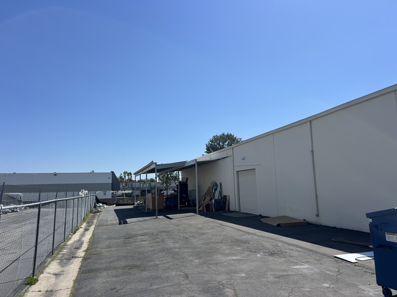 1800 E Borchard Ave, Santa Ana, CA for lease - Building Photo - Image 3 of 5