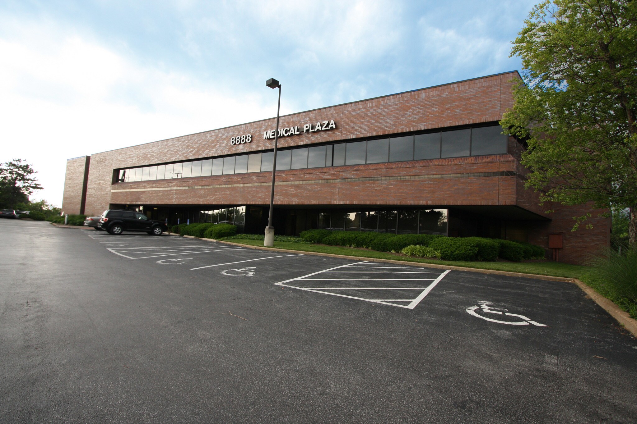 8888 Ladue Rd, Ladue, MO 63124 Medical Space for Lease