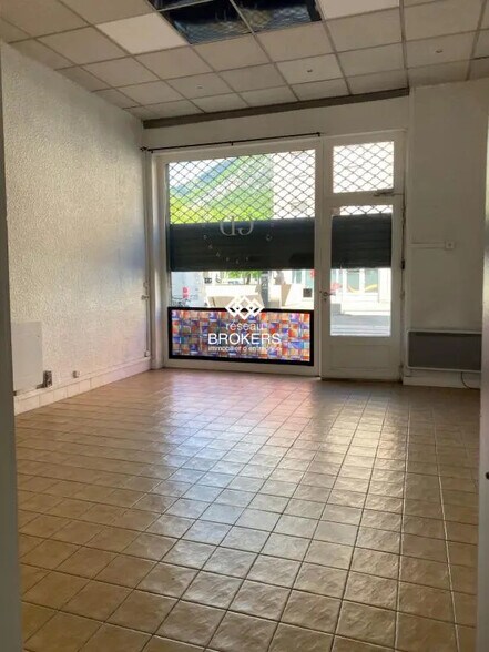 Retail in Grenoble for sale - Interior Photo - Image 1 of 7