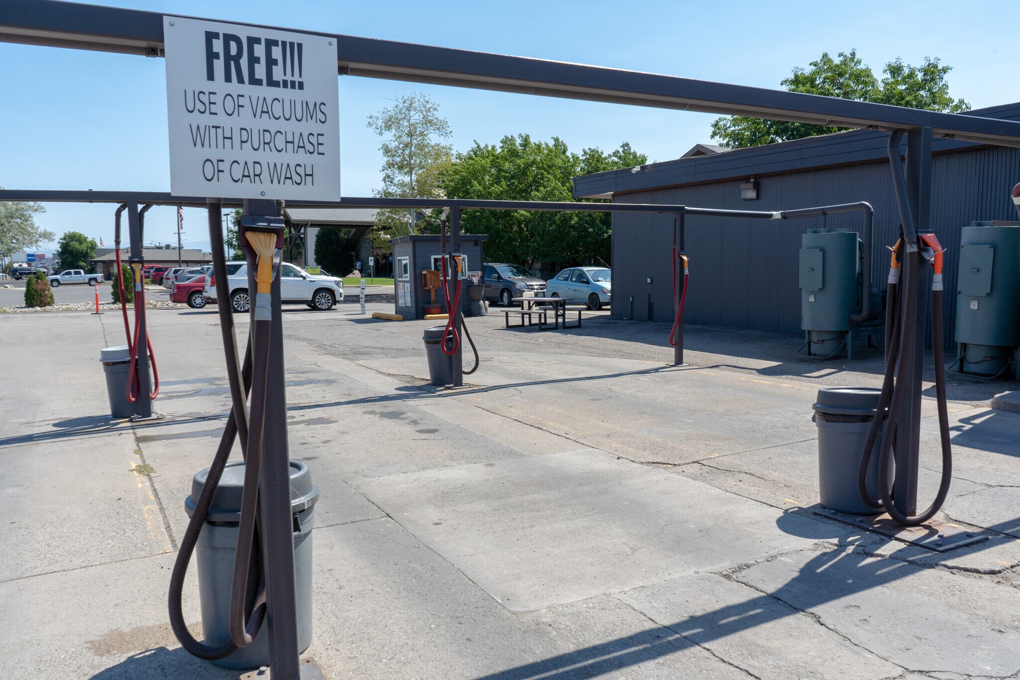 1201 Cedar St, Helena, MT 59601 Woody's Car Wash