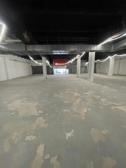 Retail in Asnières-sur-Seine for lease - Interior Photo - Image 1 of 13