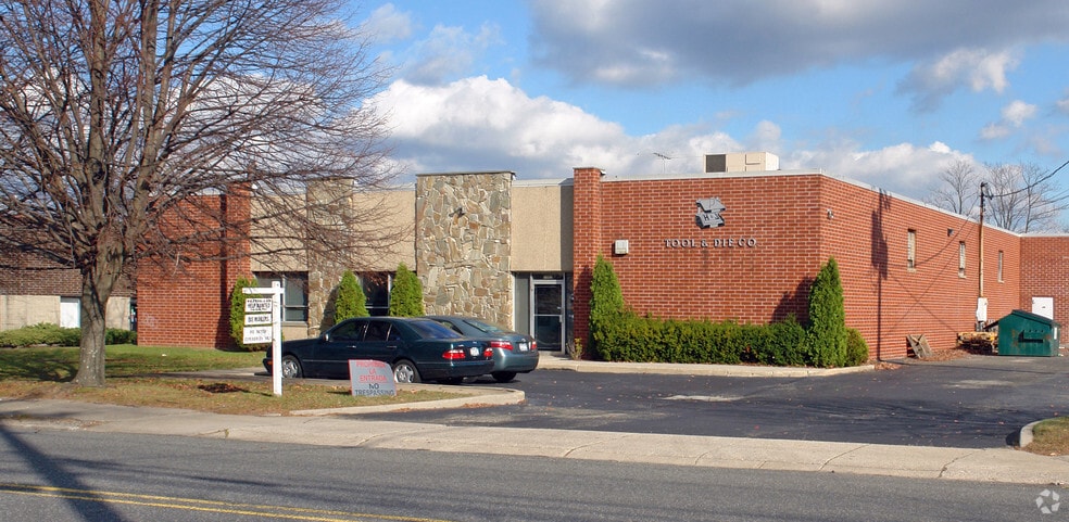 1565 Ocean Ave, Bohemia, NY for lease - Building Photo - Image 1 of 7