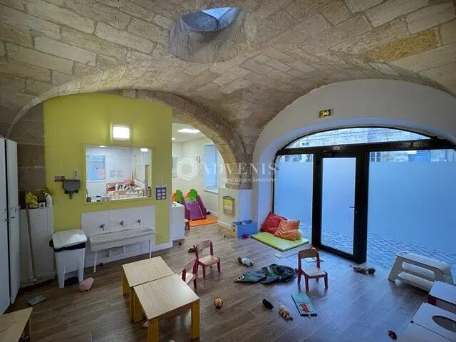 Retail in Bordeaux for sale Interior Photo- Image 1 of 12