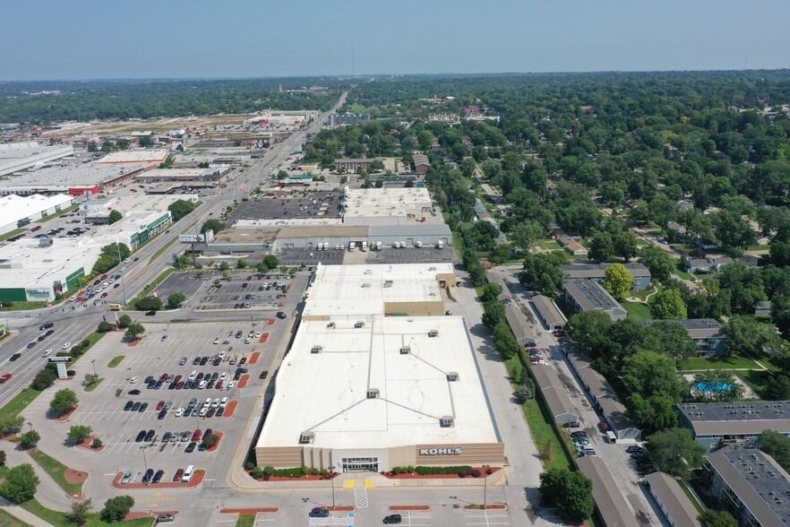 909 S 72nd St, Omaha, NE for sale - Building Photo - Image 3 of 20