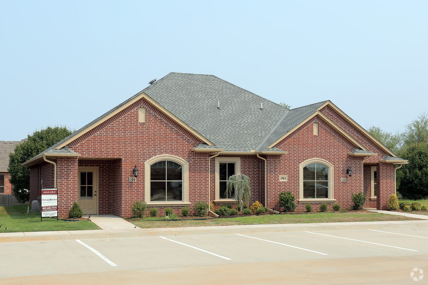 1961 W 33rd St, Edmond, OK for sale - Primary Photo - Image 1 of 1