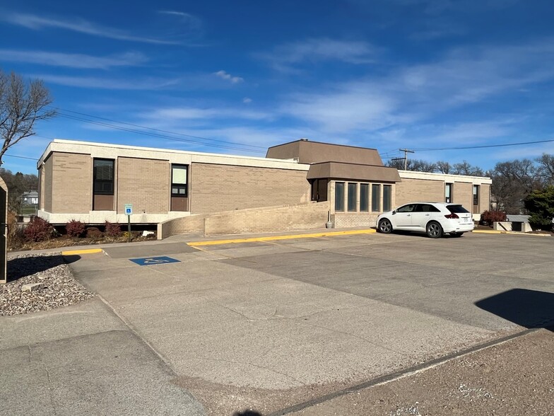 411 W 5th St, McCook, NE for lease - Building Photo - Image 1 of 28