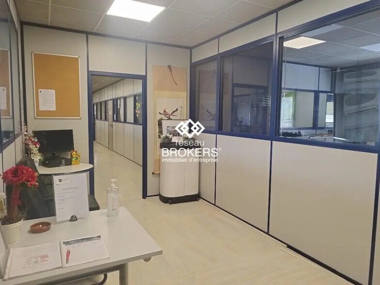 Office in Cluses for lease - Interior Photo - Image 2 of 3