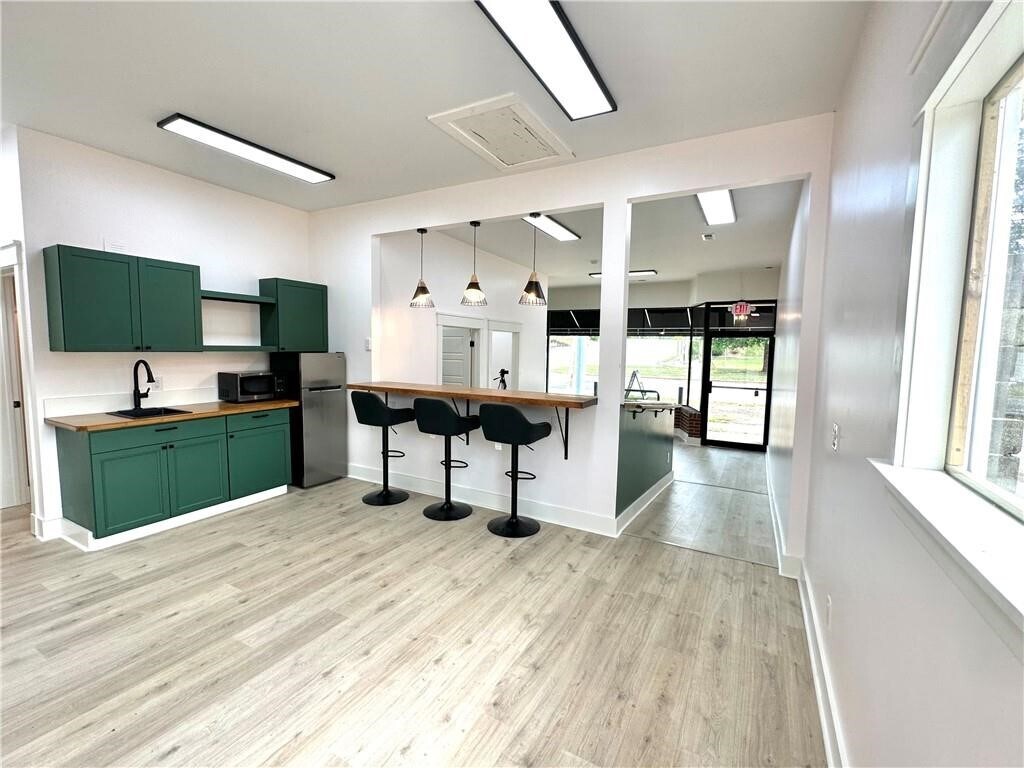 300 W Main St, Walhalla, SC 29691 Turnkey office space with room to