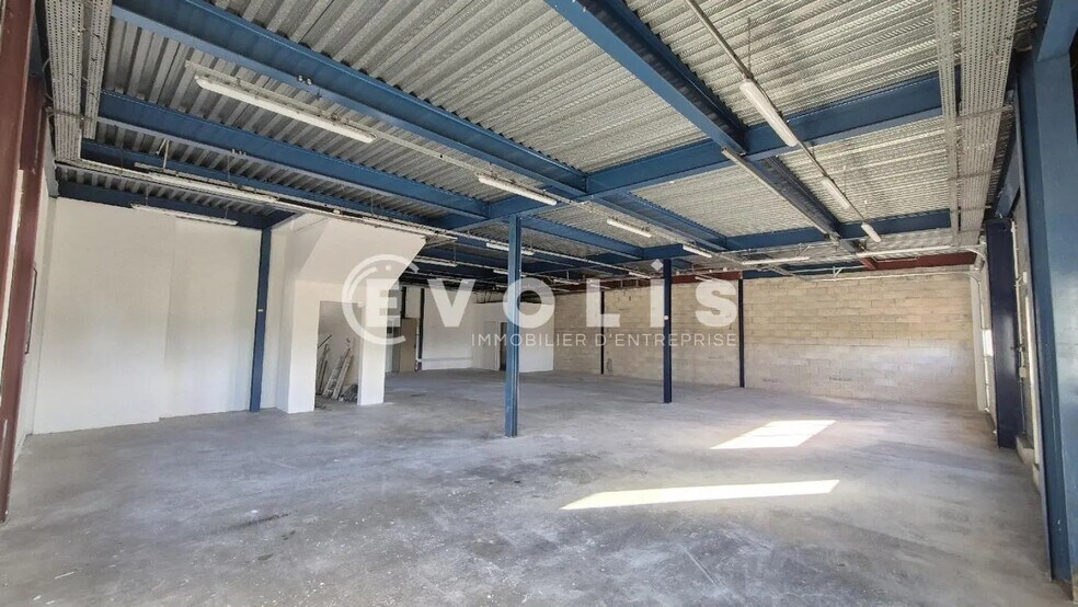 Flex in Chanteloup-en-Brie for lease - Interior Photo - Image 3 of 13