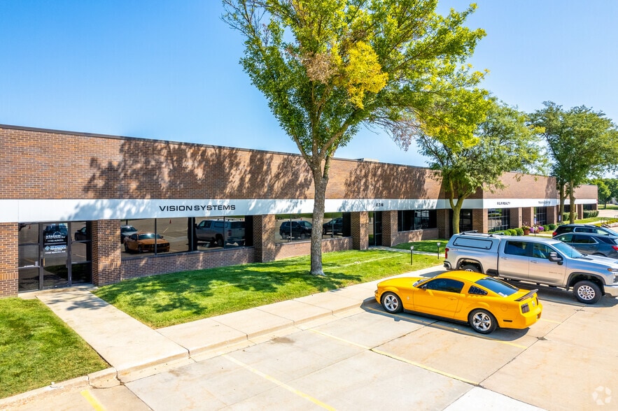 11101-11199 Aurora Ave, Urbandale, IA for lease - Building Photo - Image 2 of 5