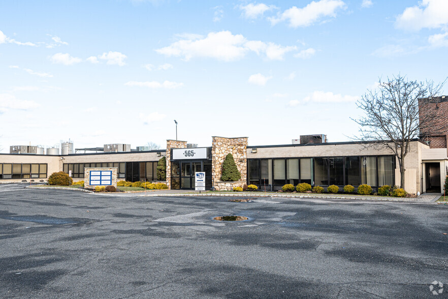 565 Broadhollow Rd, Farmingdale, NY for lease - Building Photo - Image 3 of 7