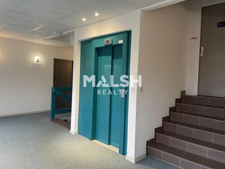 Office in Charbonnières-les-Bains for lease - Lobby - Image 3 of 19