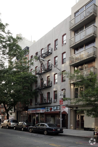 9 Avenue B, New York, NY for lease - Primary Photo - Image 2 of 4