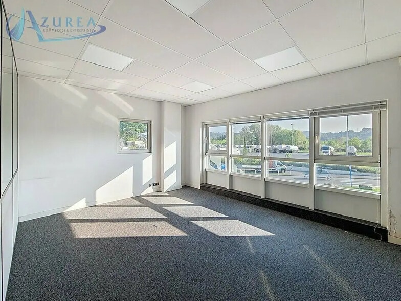 Office in Mandelieu-la-Napoule for lease - Interior Photo - Image 2 of 5