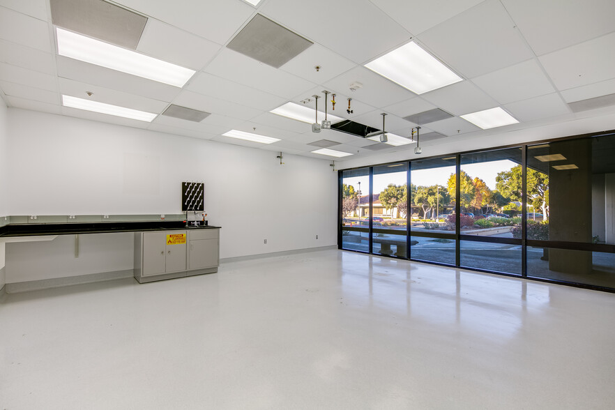 319 N Bernardo Ave, Mountain View, CA for lease - Interior Photo - Image 2 of 30