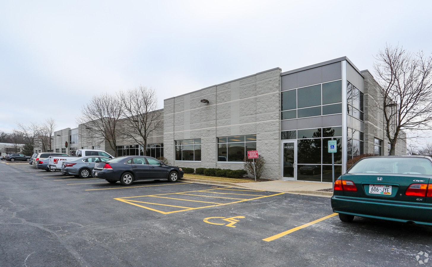 N29W23721 Woodgate Ct, Pewaukee, WI 53072