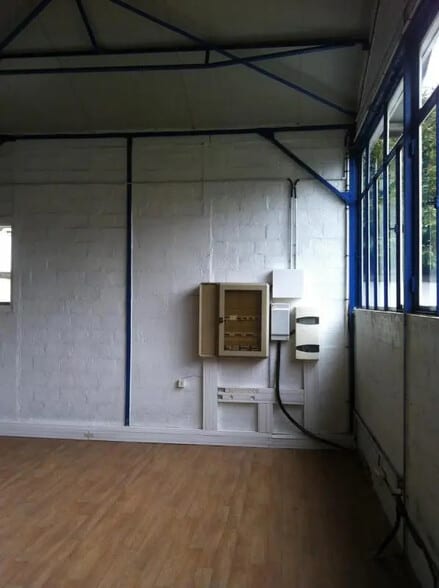 Flex in Montreuil for lease - Building Photo - Image 3 of 3