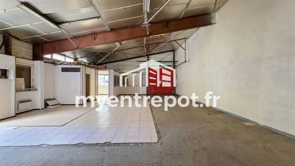 Flex in Marseille for lease - Interior Photo - Image 3 of 8