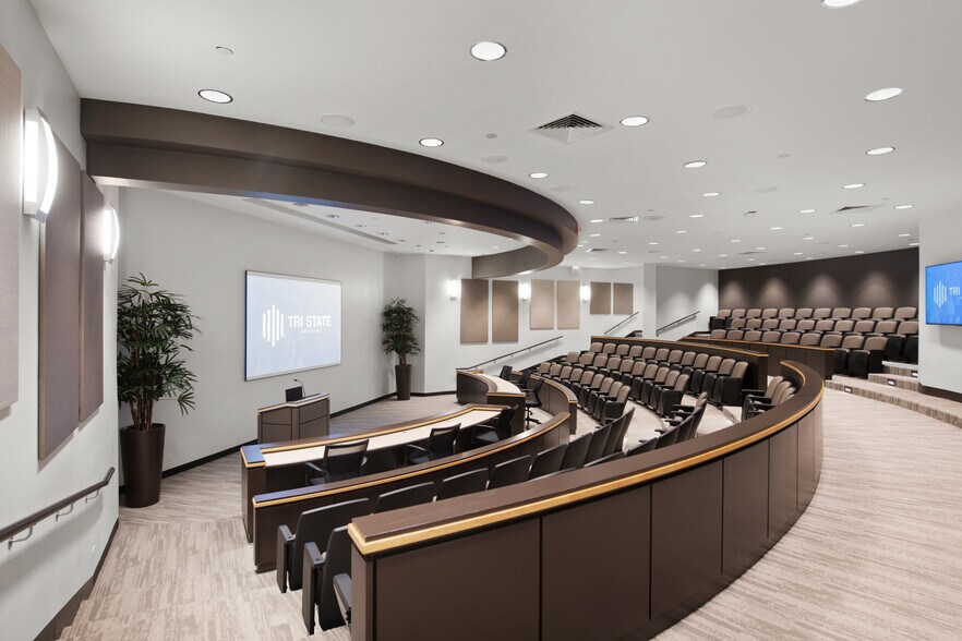 300 Tri State International, Lincolnshire, IL for lease - Interior Photo - Image 3 of 14