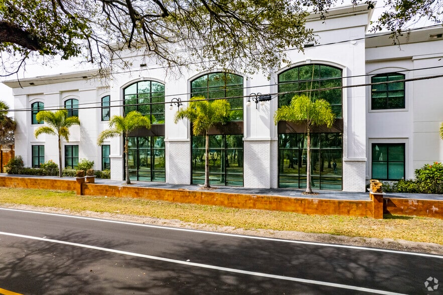 330 Pauls Dr, Brandon, FL for lease - Building Photo - Image 3 of 6