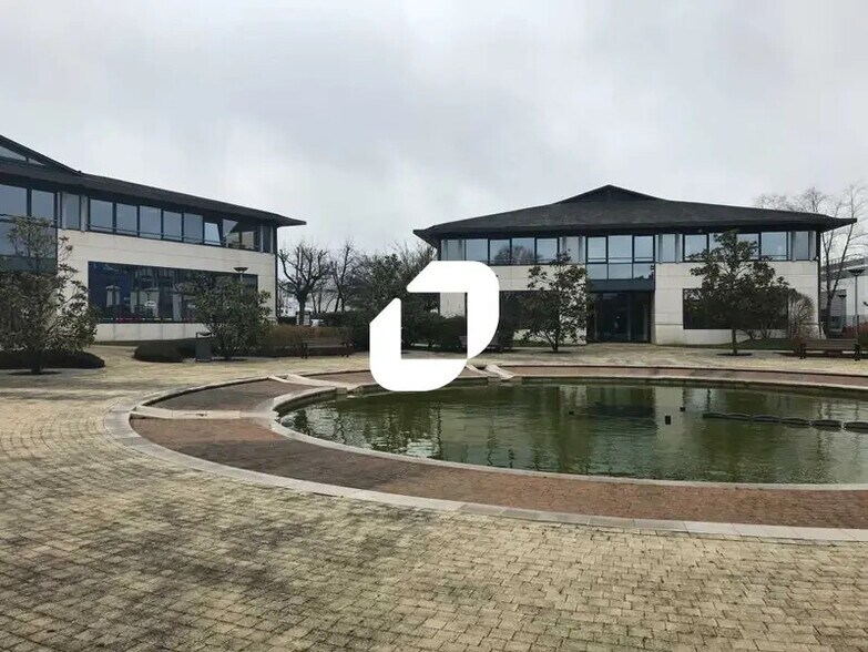 Flex in Trappes for lease - Building Photo - Image 1 of 4