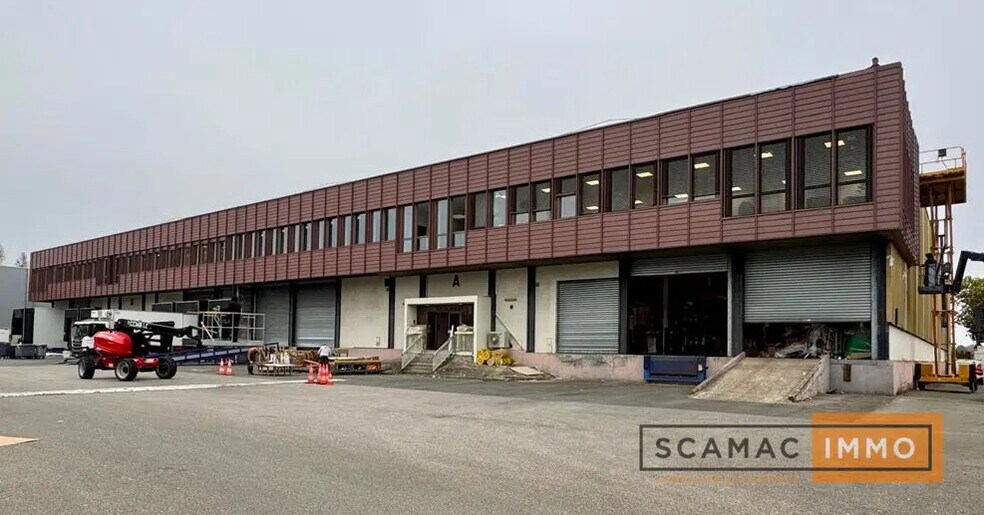 Industrial in Wissous for lease - Building Photo - Image 1 of 5
