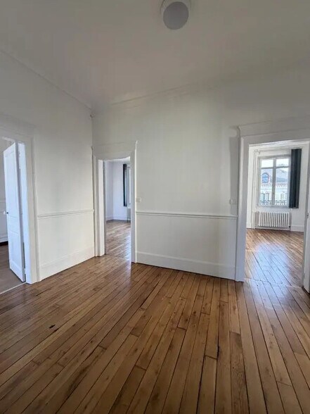 Office in Chartres for lease - Building Photo - Image 2 of 17