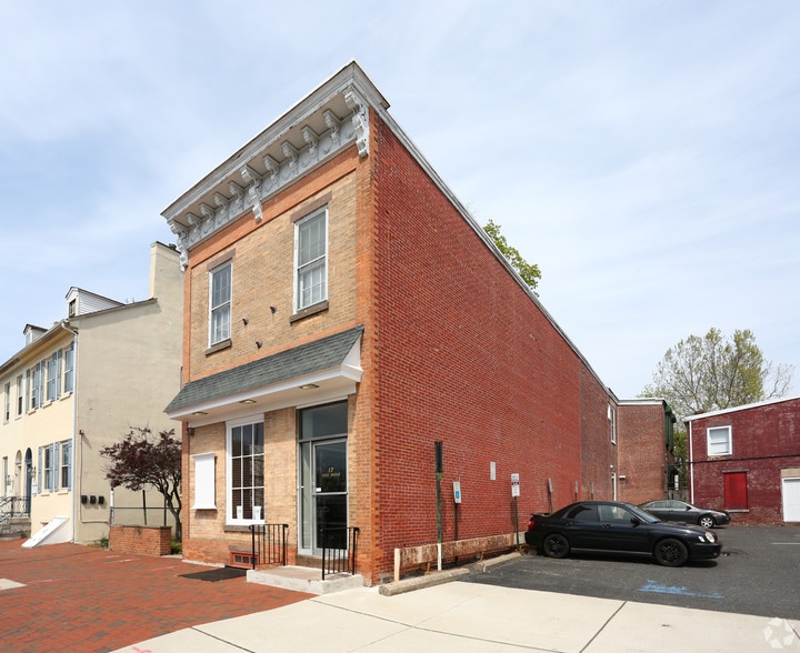 17 W Broad St, Burlington, NJ for sale - Primary Photo - Image 1 of 1