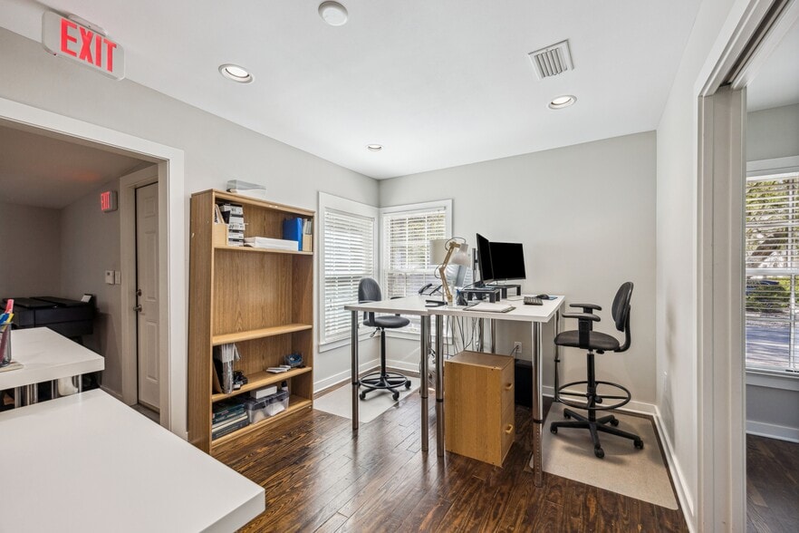 2123 Northland Dr, Austin, TX for sale - Interior Photo - Image 3 of 12