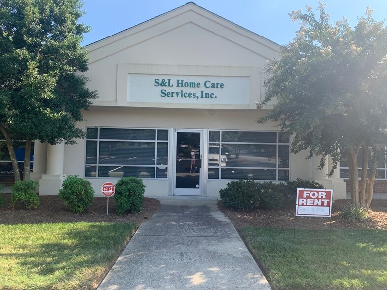 5501 Adams Farm Ln, Greensboro, NC 27407