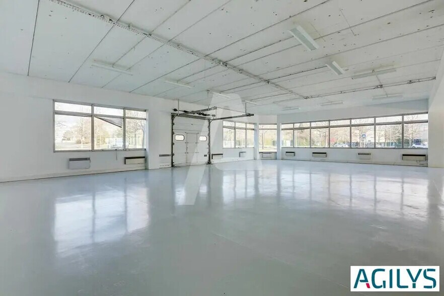 Flex in Les Ulis for lease - Interior Photo - Image 3 of 5