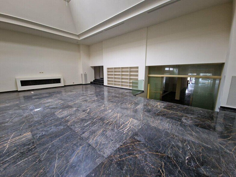 Retail in Cannes for lease - Interior Photo - Image 3 of 5